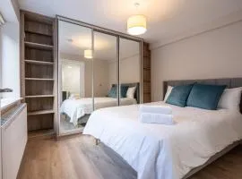 Central 1st Floor Stylish 2-Bed Apartment