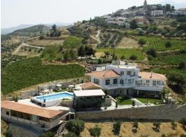 Rafkos Mansion with Private Pool and Amazing View, hotel v destinaci Áyios Míron