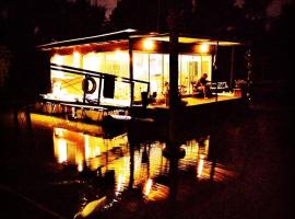 Casa Flotante Nenufar, villa in Tigre