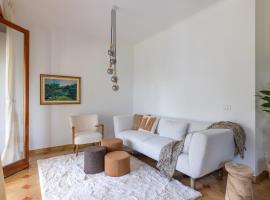 Spaziosa Villa con piscina, BBQ e campi da tennis, hotel en Casal Palocco