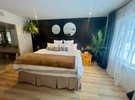 Luxurious Ski-In Ski-Out Jacuzzi Condo with King Bed, Pool, Gym and Sauna، فندق مع أحواض استحمام ساخنة في Edgar