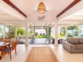 Villa Vanaki - Beautiful Beachfront Villa 4BR w AC