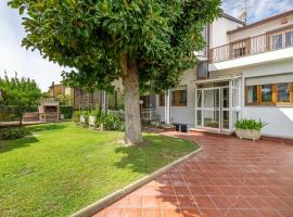 Ampia villa con piscina, area barbecue e campi da tennis, Hotel in Casal Palocco