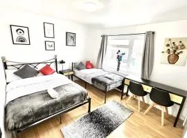 4 ensuite Bedroom Entire House Sleeps 10 Driveway Parking near Coventry Univesity and City Center