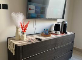 استوديو أنيق ودافئ بمدخل ذكي بالقرب من شارع تجاري حيوي: Riyad'da bir otel