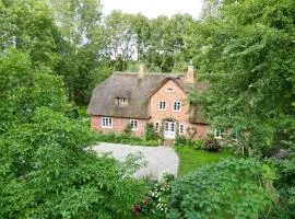 Dachgeschosswohnung Warft Simmerdeis in Reetdachhaus mit parkähnlichem Garten