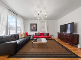 Perfect Location Across from Park & Train Station, villa in Chicago