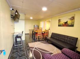 Casa interior 2 pisos, 3 hab, 1 cama 2 plazas, 3 camas 1 plaza y 1 litera, hôtel à Laja