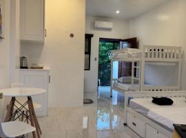 CasaJuana Room Rental, hotel v destinaci Carles