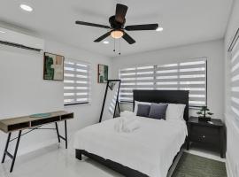 Serene Suite Near Aventura, hotel din Ives Estates