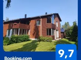 Lakeside Retreat near the University, with 2 free parking spots