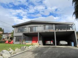 Sunshine Coast Suites – dom przy plaży w mieście Sechelt