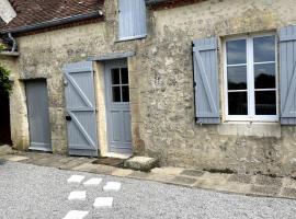 Charming Percheron house, hotel di Perche-en-Nocé