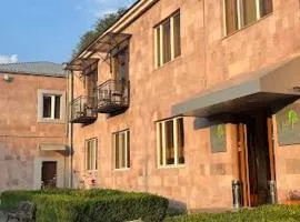 GreenWood Hotel