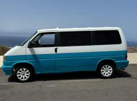 Furgoneta camperizada para dormir y conducir