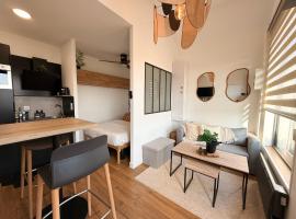 Studio premium, à 50m du Lac d'Ardres avec terrasse, hotel v destinaci Ardres