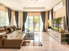 Top family house in peaceful area with lake view 3BR 15 mins to city