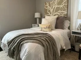 Cozy, 1st floor apartment 2bdrms Plus Semi Private room with Futon Pets with fee Family Friendly Close to Everything