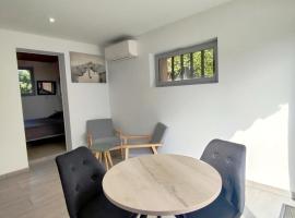studio avec terrasse et parking privatif: Courthézon şehrinde bir otel