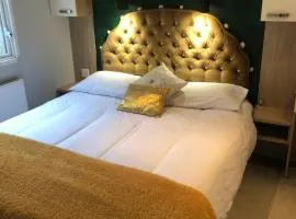 Seabreeze, Utopia, walking distance to beach, 5 Star Shorefield Country Park, Milford on Sea, Shorefield Road, SO41 0LH, United Kingdom