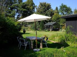 Cozy summer cottage with orangery close to Heatherhill and Beach, vila mieste Vejby