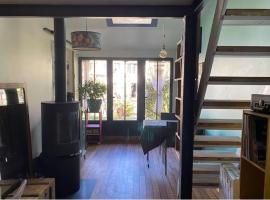 Petites maisons atypiques, hotel in Rueil-Malmaison