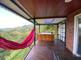 Cabaña en Norcasia con Jacuzzi, piscina agua de manantial y opción de atracciones extremas Paraíso Xtreme, prázdninový areál v destinaci Confines
