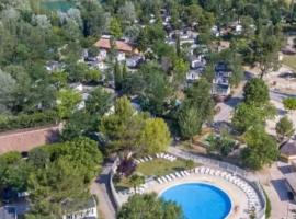 Camping Domaine des iscles, hotel in La Roque-dʼAnthéron