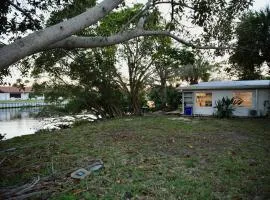 Bamboo Bungalow - Waterfront Studio Near Beach