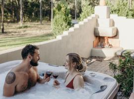 Casa La Vina Pokolbin - Romantic Villas with Outdoor Hot Tubs and Fireplaces, hotel v destinaci Pokolbin
