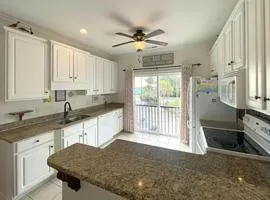 Minutes to the Beach 5 Bedrooms 4 Bath Pool House, Stunning Marsh View