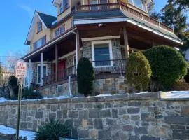 Grand 2BR near MetroNorth with easy parking