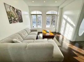 3500 SqFt - Modern and Comfort - 4 BDRM Getaway - Relax - Unwind - Explore - Near Airport & Toronto Downtown