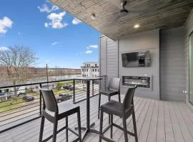 Sleek Multi-Level Stay Rooftop Views & Pool Table