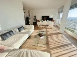 EIFFEL TOWER SEINE RIVER VIEW PARIS 88 square meters