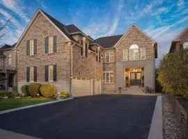 Spacious 2-BDRM Modern Retreat - Minutes from Pearson Airport