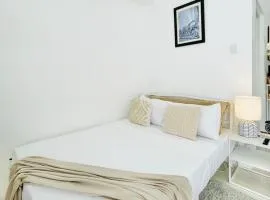WV 21 Bright & Airy Studio