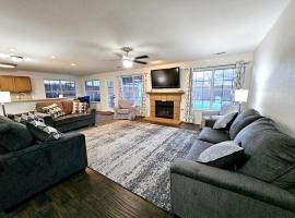 Dallas Lakeside Bliss Stay - Private Pool, Air hockey and High speed internet, hotel v destinaci Corinth