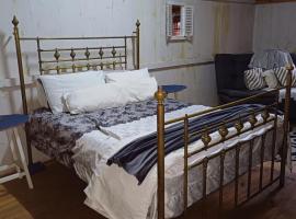 Wooden Creek Estate Backpackers, hotel a Kempton Park
