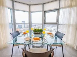 Luxurious PENTHOUSE SUITE with Panoramic Views & FREE Parking in Cardiff City Centre