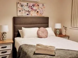 Worrigee House 3 mins walk to shops with Free Parking, Wi-Fi, AC