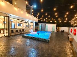 SunsetChalet 25pax Pool Snooker Bathtub Playground, horsk&aacute; chata v destin&aacute;cii Keluang