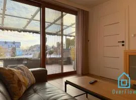 City Break- Spacious Apartment with Jacuzzi- Tranquil Escape 15 Minutes to the Sea and City Center