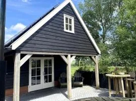 IT ÚT FAN HÚSKE - met hottub in hartje Friesland