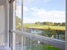 Dassia-Rural Bungalow, Dog Friendly with Hot Tub Near Gurnard