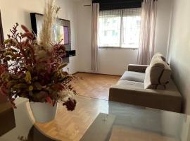 101- Apartamento 2 quartos próximo UFN, com vaga de garagem, hotel in Santa Maria