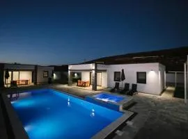 Luxury Villa Blue Sky