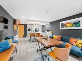 RÌGH Properties - Luxury West End Artisan Apartment