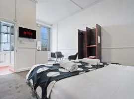 Bright, airy space with Parking and Netflix Apt 112