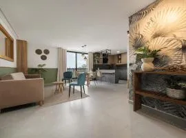 Poblado Apt with King bed and Free parking 216